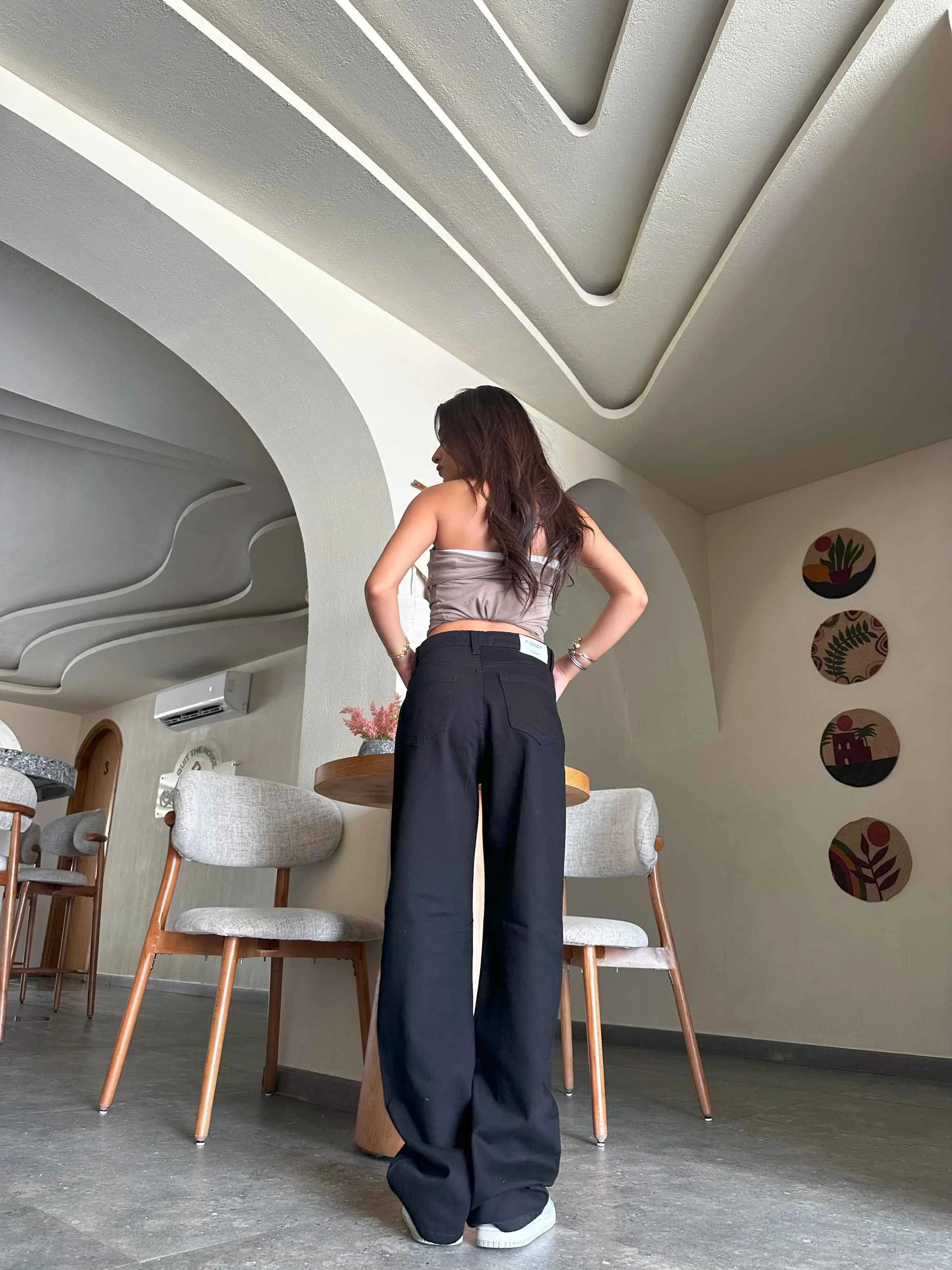 Straight - Classic Black Relaxed Fit Jeans.